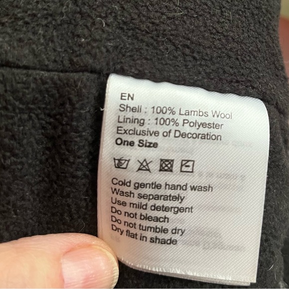 Kathmandu lambswool beanie with Pom Pom and partial lining around the rim - Picture 4 of 5